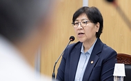 정은경 보건복지부 장관이 5월 14일 전라남도 순천시에 위치한 순천의료원과 현대여성아동병원을 방문, 공공의료 현장을 점검하고, 현장 의료진 및 관계자들과의 간담회를 통해 현안에 대한 의견을 청취하고 있다.