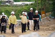 박은식 산림청장이 5월 19일 충북 보은군 회인면 생활권 보호 중심 산림유역관리 사업지 현장을 찾아 추진상황을 점검하고 있다.