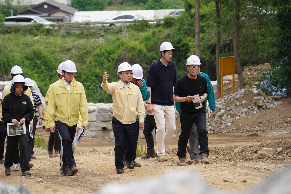 박은식 산림청장이 5월 19일 충북 보은군 회인면 생활권 보호 중심 산림유역관리 사업지 현장을 찾아 추진상황을 점검하고 있다.