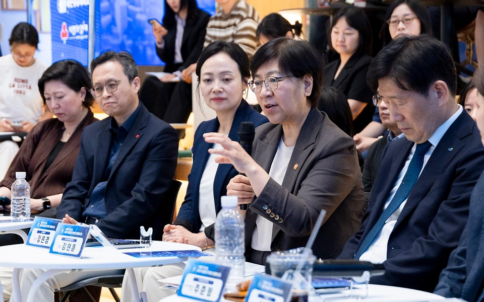정은경 보건복지부 장관이 5월 15일 서울 성동구 KT&G 상상플래닛에서 한국사회복지협의회, 대한상공회의소, 사회복지공동모금회와 함께 '2026 사회공헌 포럼'을 개최하고 있다.