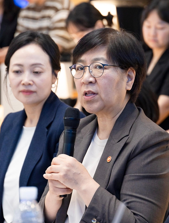 정은경 보건복지부 장관이 5월 15일 서울 성동구 KT&G 상상플래닛에서 한국사회복지협의회, 대한상공회의소, 사회복지공동모금회와 함께 '2026 사회공헌 포럼'을 개최하고 있다.