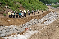 박은식 산림청장이 5월 19일 충북 보은군 회인면 생활권 보호 중심 산림유역관리 사업지 현장을 찾아 추진상황을 점검하고 있다.