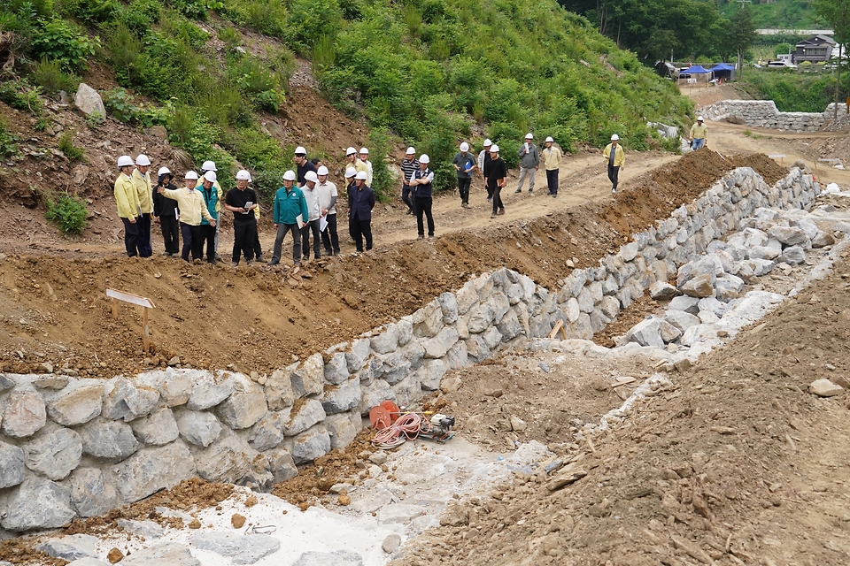 박은식 산림청장이 5월 19일 충북 보은군 회인면 생활권 보호 중심 산림유역관리 사업지 현장을 찾아 추진상황을 점검하고 있다.