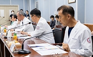 정은경 보건복지부 장관이 5월 14일 전라남도 순천시에 위치한 순천의료원과 현대여성아동병원을 방문, 공공의료 현장을 점검하고, 현장 의료진 및 관계자들과의 간담회를 통해 현안에 대한 의견을 청취하고 있다.