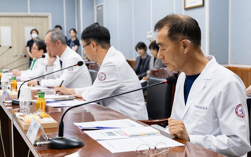 정은경 보건복지부 장관이 5월 14일 전라남도 순천시에 위치한 순천의료원과 현대여성아동병원을 방문, 공공의료 현장을 점검하고, 현장 의료진 및 관계자들과의 간담회를 통해 현안에 대한 의견을 청취하고 있다.