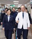 정은경 보건복지부 장관이 5월 14일 전라남도 순천시에 위치한 순천의료원과 현대여성아동병원을 방문, 공공의료 현장을 점검하고, 현장 의료진 및 관계자들과의 간담회를 통해 현안에 대한 의견을 청취하고 있다.