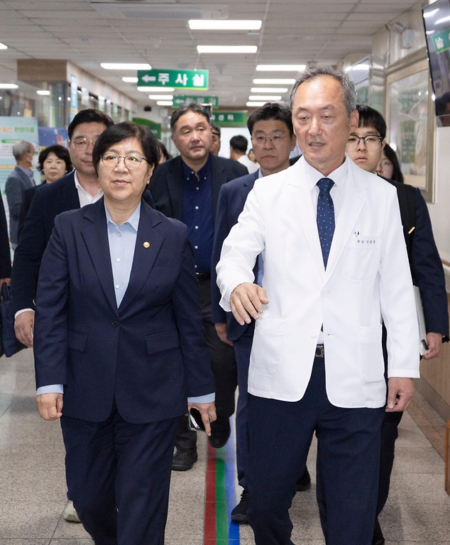 정은경 보건복지부 장관이 5월 14일 전라남도 순천시에 위치한 순천의료원과 현대여성아동병원을 방문, 공공의료 현장을 점검하고, 현장 의료진 및 관계자들과의 간담회를 통해 현안에 대한 의견을 청취하고 있다.