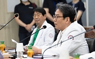정은경 보건복지부 장관이 5월 14일 전라남도 순천시에 위치한 순천의료원과 현대여성아동병원을 방문, 공공의료 현장을 점검하고, 현장 의료진 및 관계자들과의 간담회를 통해 현안에 대한 의견을 청취하고 있다.