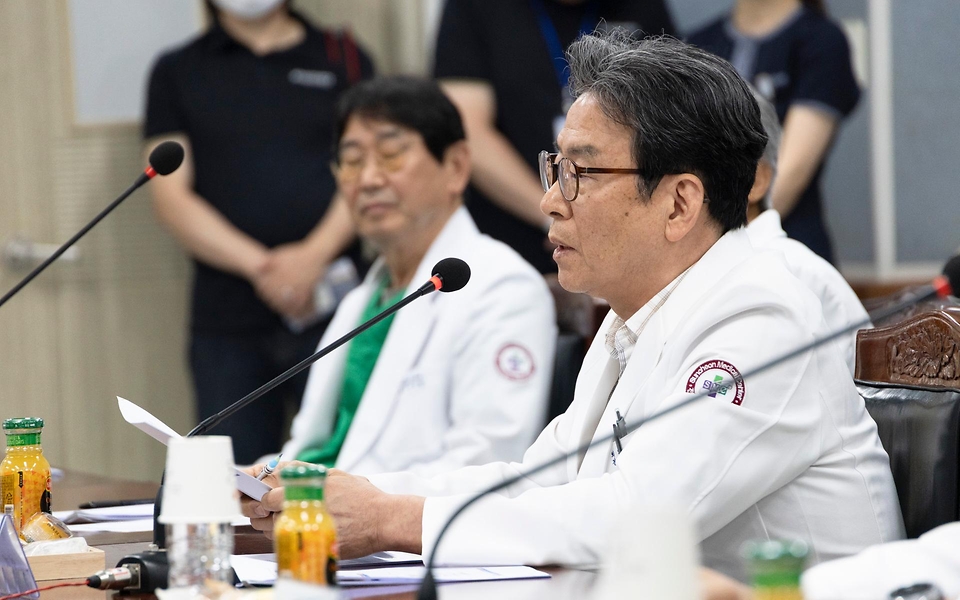 정은경 보건복지부 장관이 5월 14일 전라남도 순천시에 위치한 순천의료원과 현대여성아동병원을 방문, 공공의료 현장을 점검하고, 현장 의료진 및 관계자들과의 간담회를 통해 현안에 대한 의견을 청취하고 있다.