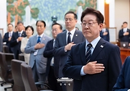 이재명 대통령이 5월 20일 청와대에서 열린 국무회의 겸 비상경제점검회의에서 국기에 경례하고 있다.
