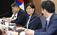 정은경 보건복지부 장관이 5월 14일 전라남도 순천시에 위치한 순천의료원과 현대여성아동병원을 방문, 공공의료 현장을 점검하고, 현장 의료진 및 관계자들과의 간담회를 통해 현안에 대한 의견을 청취하고 있다.