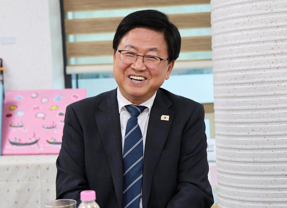 최교진 교육부 장관이 5월 19일 대전 자혜아동복지센터을 방문, 대학 입시를 준비하는 학생들과 학생별 상담을 지원하는 대입상담 교사들을 격려하고 있다.