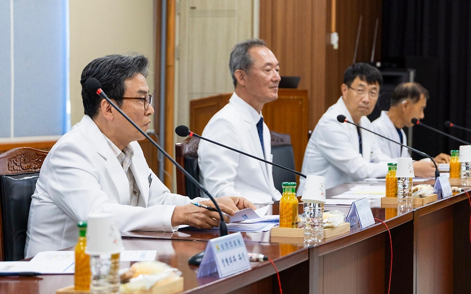 정은경 보건복지부 장관이 5월 14일 전라남도 순천시에 위치한 순천의료원과 현대여성아동병원을 방문, 공공의료 현장을 점검하고, 현장 의료진 및 관계자들과의 간담회를 통해 현안에 대한 의견을 청취하고 있다.
