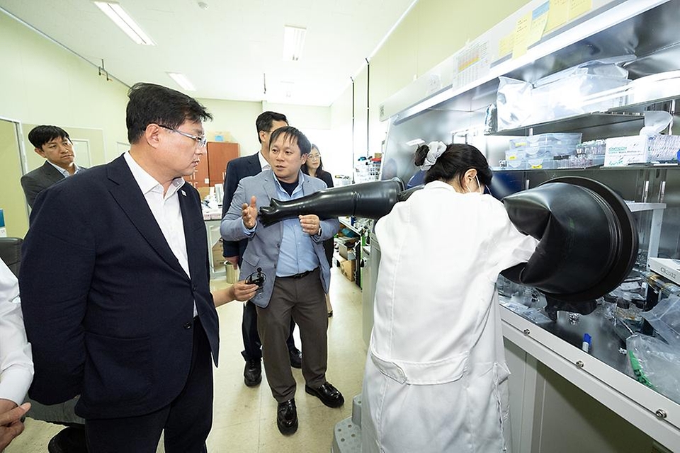 김성환 기후에너지환경부 장관이 5월 18일 전북 완주군 소재 나트륨 이온배터리 생산 사업장을 방문해 생산 공정과 안전성 및 기술 개발 현황을 살펴보고 차세대 배터리 산업 육성방안 등을 논의하고 있다.