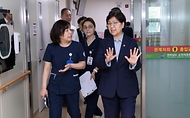 정은경 보건복지부 장관이 5월 14일 전라남도 순천시에 위치한 순천의료원과 현대여성아동병원을 방문, 공공의료 현장을 점검하고, 현장 의료진 및 관계자들과의 간담회를 통해 현안에 대한 의견을 청취하고 있다.