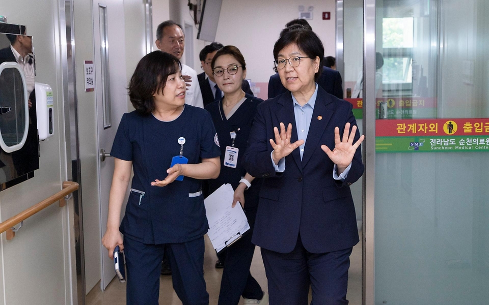 정은경 보건복지부 장관이 5월 14일 전라남도 순천시에 위치한 순천의료원과 현대여성아동병원을 방문, 공공의료 현장을 점검하고, 현장 의료진 및 관계자들과의 간담회를 통해 현안에 대한 의견을 청취하고 있다.