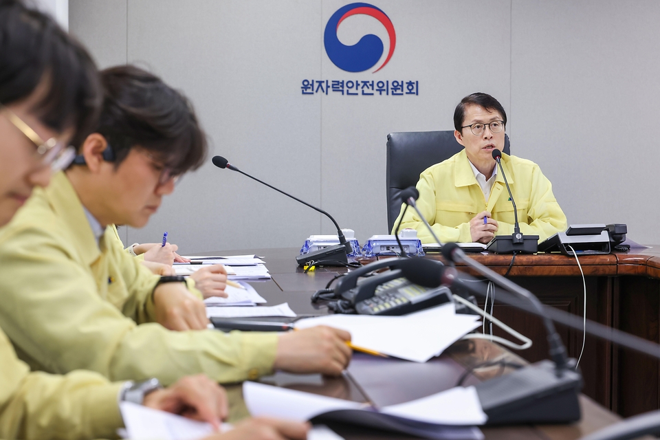 최원호 원자력안전위원회 위원장이 5월 20일 서울 종로구 원자력안전위원회 중앙방사능통제상황실에서 한국원자력안전기술원, 한국원자력통제기술원, 13개 지자체(경북 경주시, 부산 기장군 등) 소속 공무원 등과 여름철 원자력이용시설 특별점검 착수회의를 영상으로 개최, 집중호우, 태풍 등 여름철 자연재해 대비 태세를 점검하고 있다.