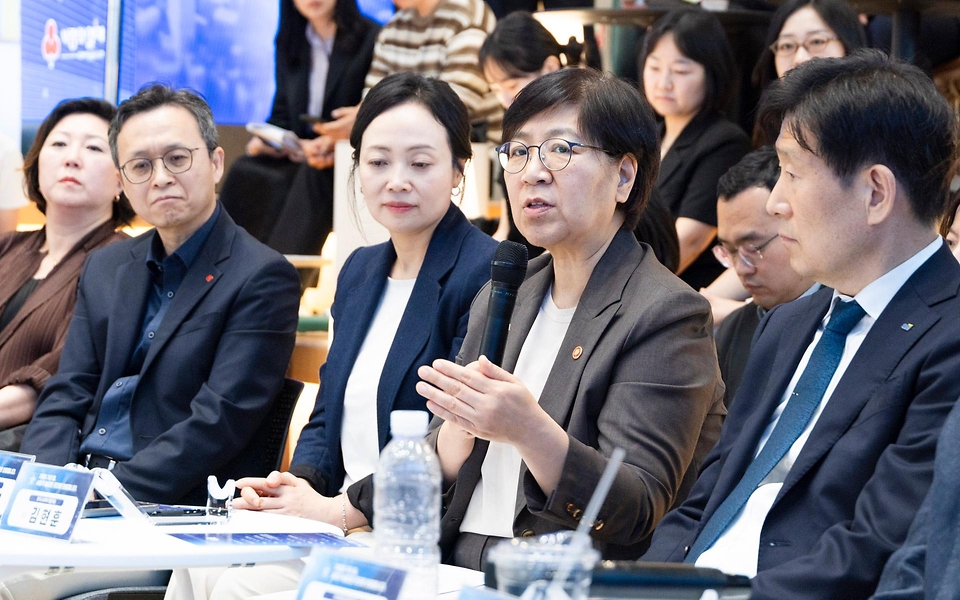 정은경 보건복지부 장관이 5월 15일 서울 성동구 KT&G 상상플래닛에서 한국사회복지협의회, 대한상공회의소, 사회복지공동모금회와 함께 '2026 사회공헌 포럼'을 개최하고 있다.