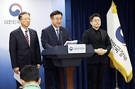윤호중 행정안전부 장관이 5월 20일 서울 종로구 정부서울청사에서 제9회 전국동시지방선거 관련 대국민 담화문을 발표하고 있다.