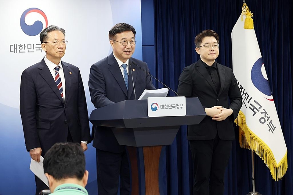윤호중 행정안전부 장관이 5월 20일 서울 종로구 정부서울청사에서 제9회 전국동시지방선거 관련 대국민 담화문을 발표하고 있다.