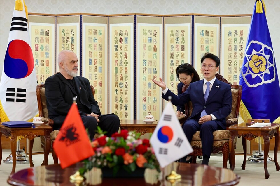 김민석 국무총리가 5월 20일 세종대로 정부서울청사에서 에디 라마 알바니아 총리를 접견, 인사 및 환담을 나누고 있다.