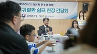 임승관 질병관리청장이 5월 19일 서울 서대문구에 위치한 (사)한국희귀·난치성질환연합회를 방문해 희귀질환자 쉼터 운영 현황을 점검하고, 환경 개선 지원을 위한 격려금 전달 및 희귀질환 환아·가족들과 소통하는 시간을 가지고 있다.