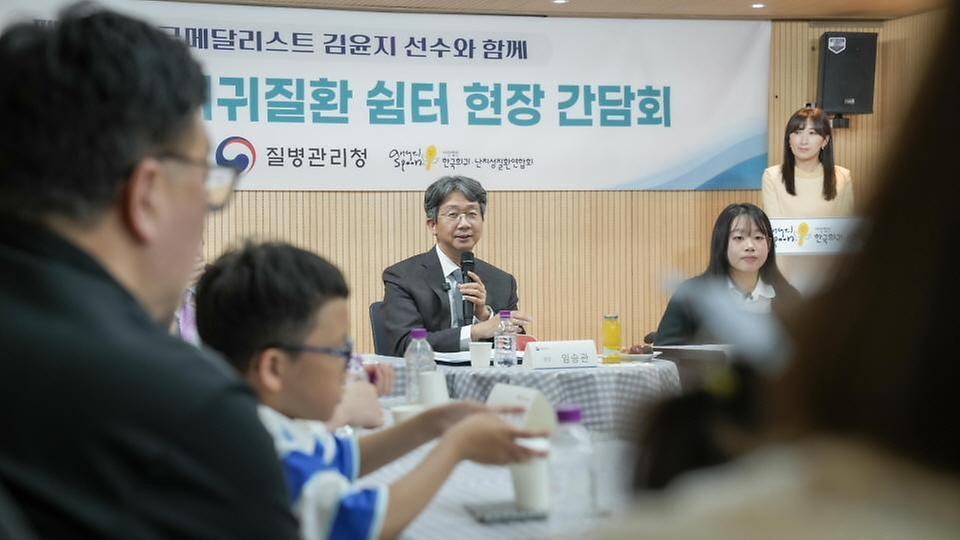 임승관 질병관리청장이 5월 19일 서울 서대문구에 위치한 (사)한국희귀·난치성질환연합회를 방문해 희귀질환자 쉼터 운영 현황을 점검하고, 환경 개선 지원을 위한 격려금 전달 및 희귀질환 환아·가족들과 소통하는 시간을 가지고 있다.