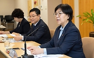 정은경 보건복지부 장관이 5월 14일 전라남도 순천시에 위치한 순천의료원과 현대여성아동병원을 방문, 공공의료 현장을 점검하고, 현장 의료진 및 관계자들과의 간담회를 통해 현안에 대한 의견을 청취하고 있다.