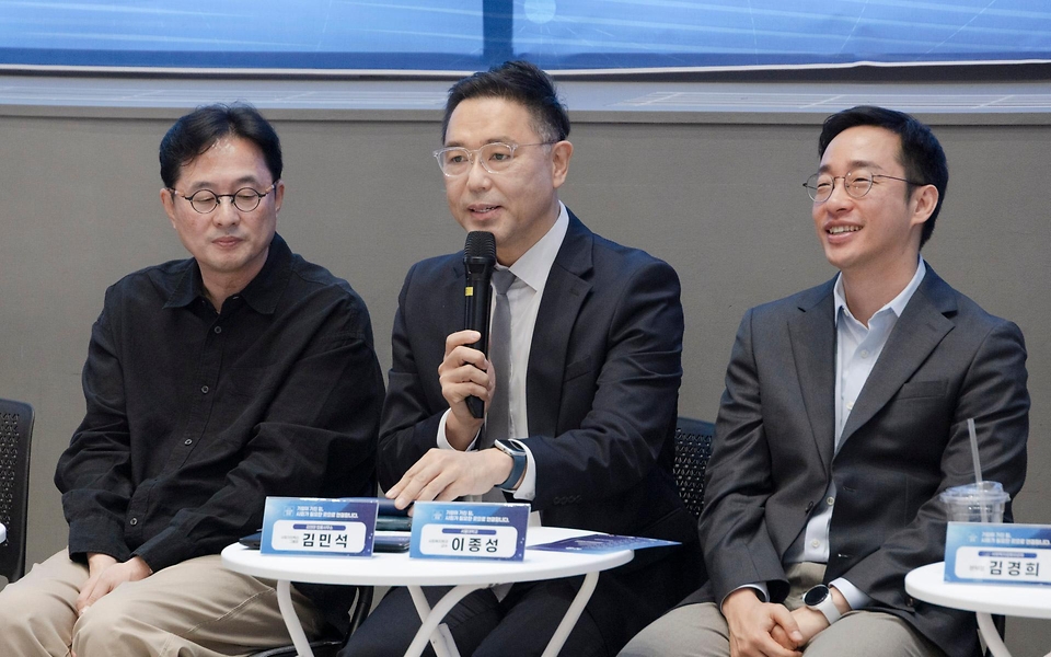정은경 보건복지부 장관이 5월 15일 서울 성동구 KT&G 상상플래닛에서 한국사회복지협의회, 대한상공회의소, 사회복지공동모금회와 함께 '2026 사회공헌 포럼'을 개최하고 있다.