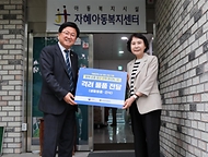 최교진 교육부 장관이 5월 19일 대전 자혜아동복지센터을 방문, 대학 입시를 준비하는 학생들과 학생별 상담을 지원하는 대입상담 교사들을 격려하고 있다.
