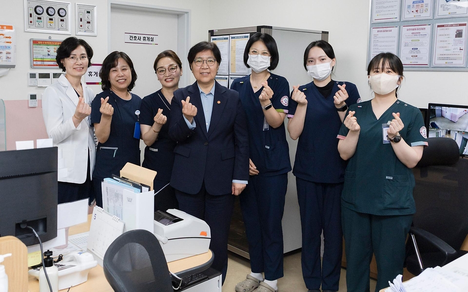 정은경 보건복지부 장관이 5월 14일 전라남도 순천시에 위치한 순천의료원과 현대여성아동병원을 방문, 공공의료 현장을 점검하고, 현장 의료진 및 관계자들과의 간담회를 통해 현안에 대한 의견을 청취하고 있다.