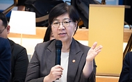 정은경 보건복지부 장관이 5월 15일 서울 성동구 KT&G 상상플래닛에서 한국사회복지협의회, 대한상공회의소, 사회복지공동모금회와 함께 '2026 사회공헌 포럼'을 개최하고 있다.