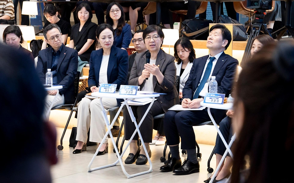 정은경 보건복지부 장관이 5월 15일 서울 성동구 KT&G 상상플래닛에서 한국사회복지협의회, 대한상공회의소, 사회복지공동모금회와 함께 '2026 사회공헌 포럼'을 개최하고 있다.