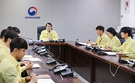 최원호 원자력안전위원회 위원장이 5월 20일 서울 종로구 원자력안전위원회 중앙방사능통제상황실에서 한국원자력안전기술원, 한국원자력통제기술원, 13개 지자체(경북 경주시, 부산 기장군 등) 소속 공무원 등과 여름철 원자력이용시설 특별점검 착수회의를 영상으로 개최, 집중호우, 태풍 등 여름철 자연재해 대비 태세를 점검하고 있다.