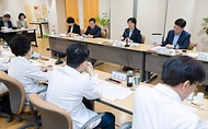 정은경 보건복지부 장관이 5월 14일 전라남도 순천시에 위치한 순천의료원과 현대여성아동병원을 방문, 공공의료 현장을 점검하고, 현장 의료진 및 관계자들과의 간담회를 통해 현안에 대한 의견을 청취하고 있다.
