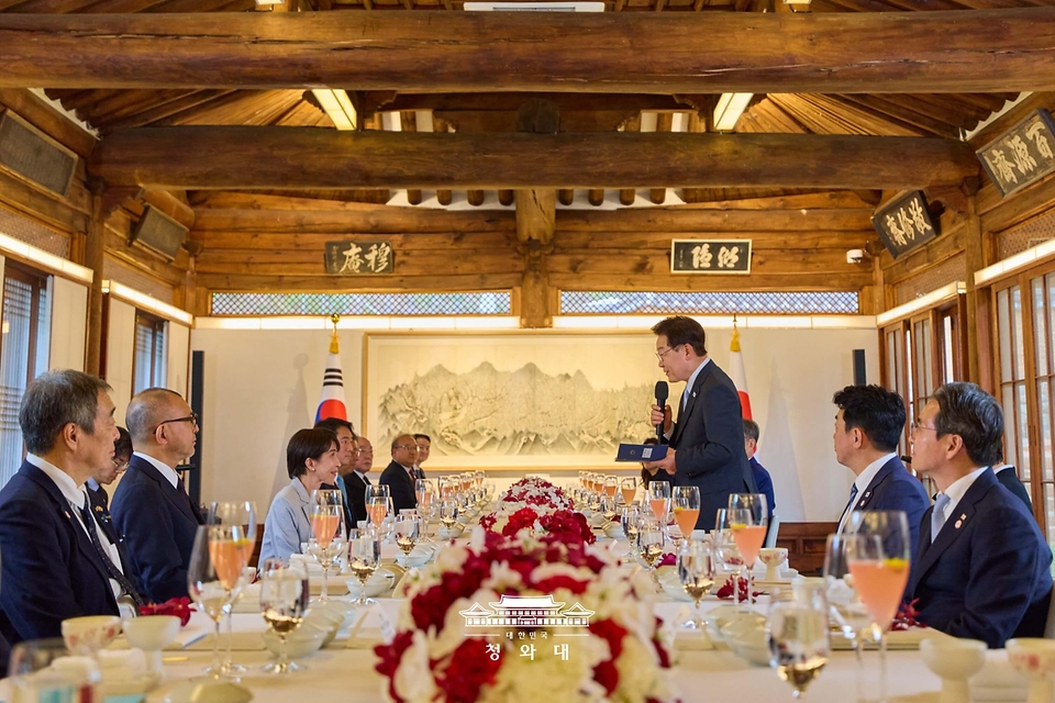 이재명 대통령이 5월 19일 경북 안동 한 호텔에서 열린 다카이치 사나에 일본 총리 환영 만찬에서 만찬사를 하고 있다.