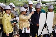 박은식 산림청장이 5월 19일 충북 보은군 회인면 생활권 보호 중심 산림유역관리 사업지 현장을 찾아 추진상황을 점검하고 있다.