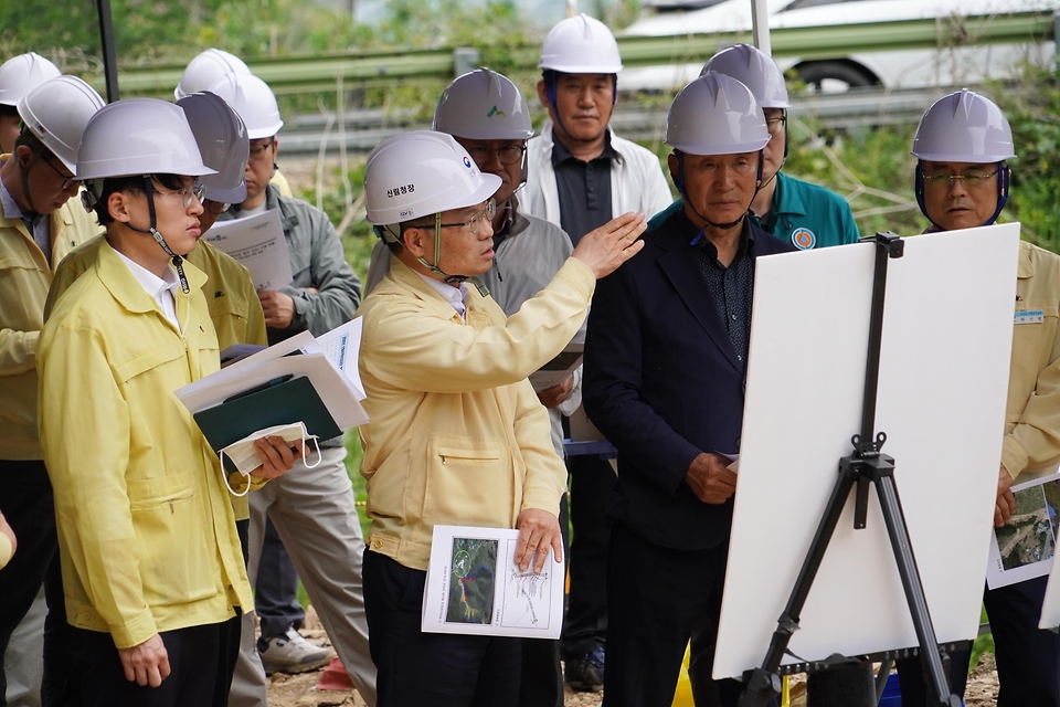박은식 산림청장이 5월 19일 충북 보은군 회인면 생활권 보호 중심 산림유역관리 사업지 현장을 찾아 추진상황을 점검하고 있다.