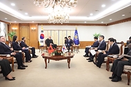 김민석 국무총리가 5월 20일 세종대로 정부서울청사에서 에디 라마 알바니아 총리를 접견, 인사 및 환담을 나누고 있다.