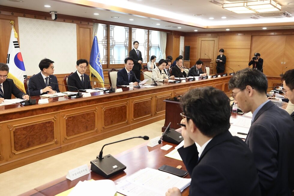 김민석 국무총리가 5월 20일 세종대로 정부서울청사에서 열린 제2차 공명선거 관계장관회의를 주재하고 있다.