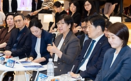 정은경 보건복지부 장관이 5월 15일 서울 성동구 KT&G 상상플래닛에서 한국사회복지협의회, 대한상공회의소, 사회복지공동모금회와 함께 '2026 사회공헌 포럼'을 개최하고 있다.