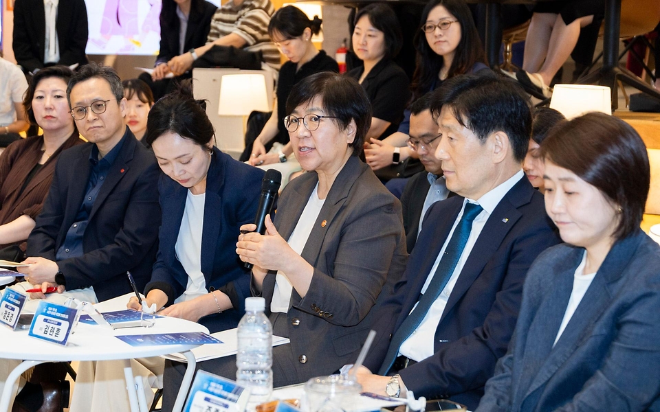 정은경 보건복지부 장관이 5월 15일 서울 성동구 KT&G 상상플래닛에서 한국사회복지협의회, 대한상공회의소, 사회복지공동모금회와 함께 '2026 사회공헌 포럼'을 개최하고 있다.