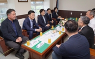 정은경 보건복지부 장관이 5월 14일 전라남도 순천시에 위치한 순천의료원과 현대여성아동병원을 방문, 공공의료 현장을 점검하고, 현장 의료진 및 관계자들과의 간담회를 통해 현안에 대한 의견을 청취하고 있다.