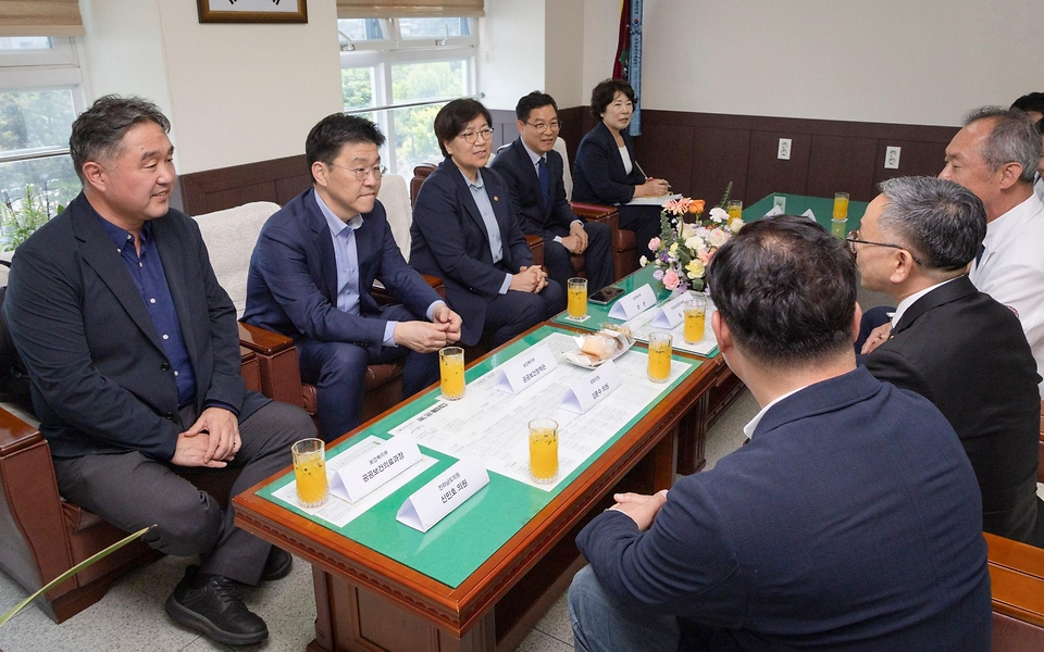 정은경 보건복지부 장관이 5월 14일 전라남도 순천시에 위치한 순천의료원과 현대여성아동병원을 방문, 공공의료 현장을 점검하고, 현장 의료진 및 관계자들과의 간담회를 통해 현안에 대한 의견을 청취하고 있다.