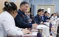 정은경 보건복지부 장관이 5월 14일 전라남도 순천시에 위치한 순천의료원과 현대여성아동병원을 방문, 공공의료 현장을 점검하고, 현장 의료진 및 관계자들과의 간담회를 통해 현안에 대한 의견을 청취하고 있다.