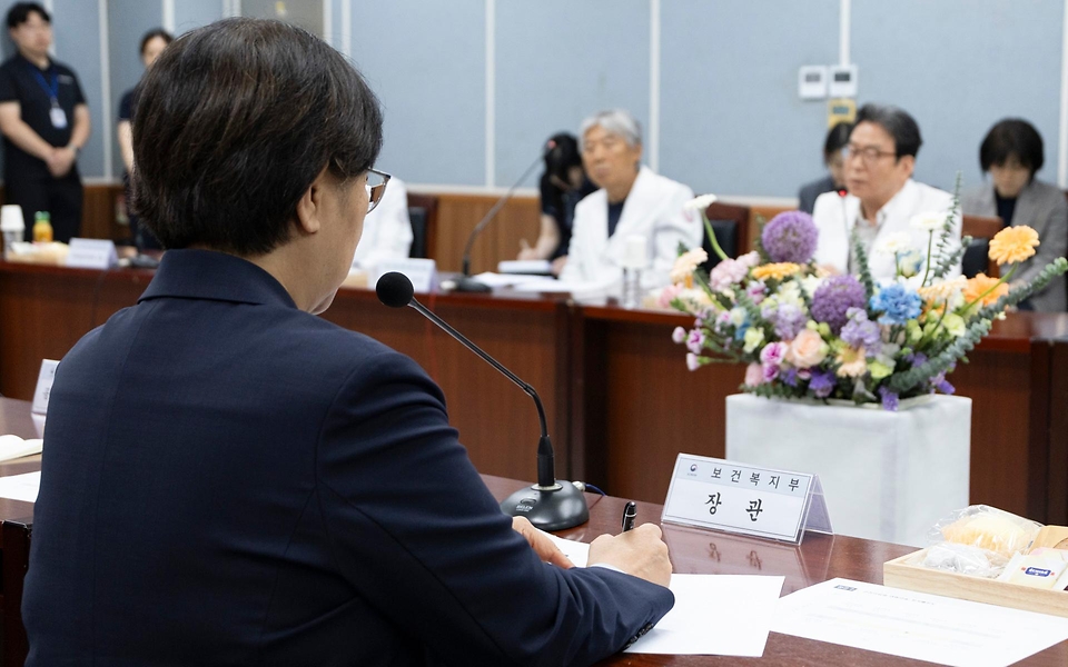 정은경 보건복지부 장관이 5월 14일 전라남도 순천시에 위치한 순천의료원과 현대여성아동병원을 방문, 공공의료 현장을 점검하고, 현장 의료진 및 관계자들과의 간담회를 통해 현안에 대한 의견을 청취하고 있다.