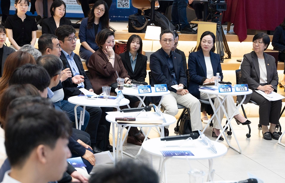 정은경 보건복지부 장관이 5월 15일 서울 성동구 KT&G 상상플래닛에서 한국사회복지협의회, 대한상공회의소, 사회복지공동모금회와 함께 '2026 사회공헌 포럼'을 개최하고 있다.