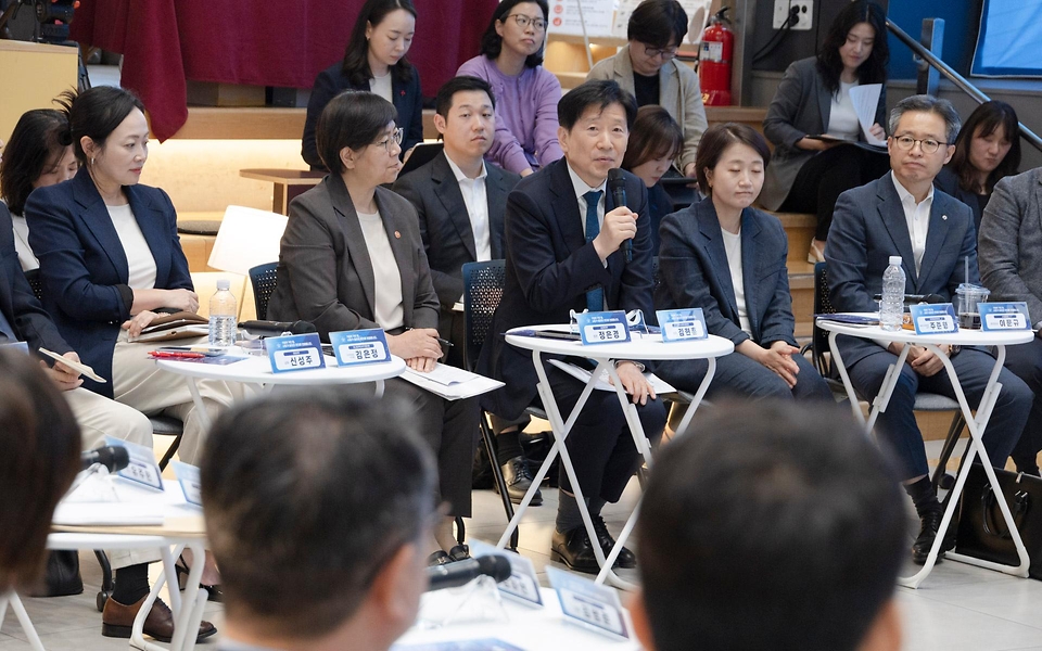 정은경 보건복지부 장관이 5월 15일 서울 성동구 KT&G 상상플래닛에서 한국사회복지협의회, 대한상공회의소, 사회복지공동모금회와 함께 '2026 사회공헌 포럼'을 개최하고 있다.