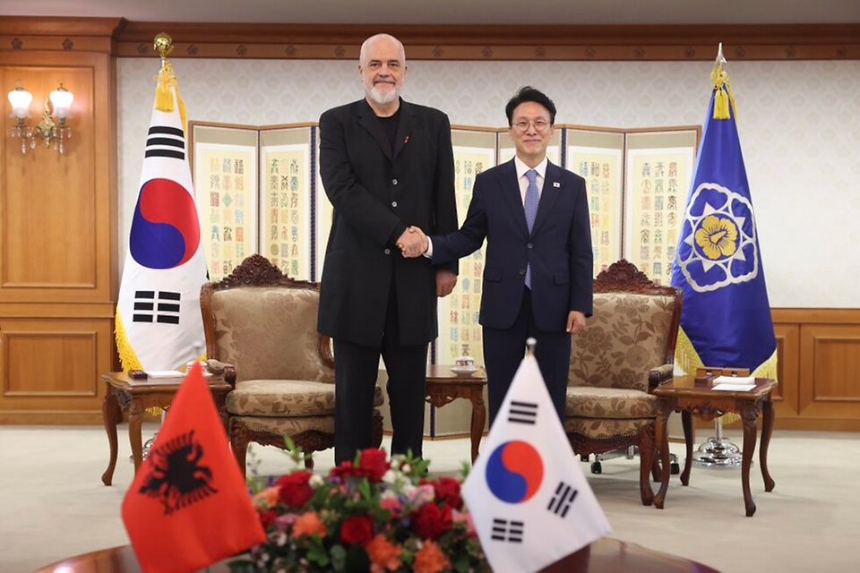 김민석 국무총리가 5월 20일 세종대로 정부서울청사에서 에디 라마 알바니아 총리를 접견, 인사 및 환담을 나누고 있다.