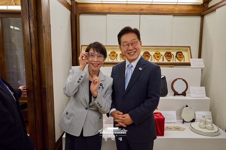 이재명 대통령이 5월 19일 경북 안동 한 호텔에서 열린 다카이치 사나에 일본 총리와의 친교 일정에서 다카이치 총리가 선물한 안경을 쓰고 기념 촬영을 하고 있다.